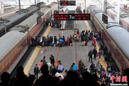 图为北京西站站台上准备上车的乘客.中新网记者 金硕 摄