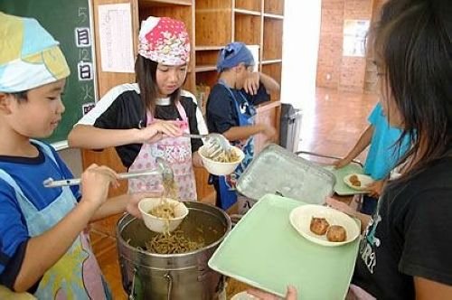 日本小学生午餐都咋吃的 组图