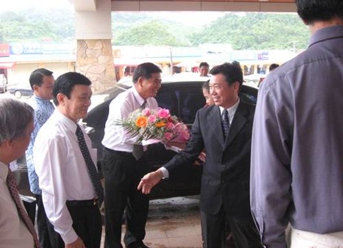 老挝磨丁黄金城经济特区董事长欢迎越南来宾