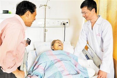 百岁老人成功进行疝气手术
