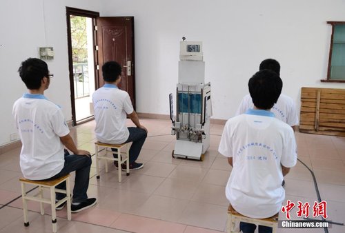 大学生发明监考机器人 可全程替代老师监考
