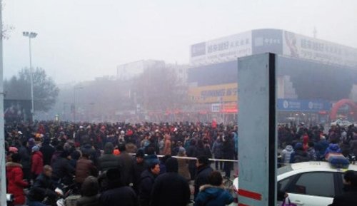 河南安阳发生部分参与非法集资民众聚集事件