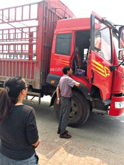 一男子从鑫海油脂门口走出盘问阻止采访。 据人民网