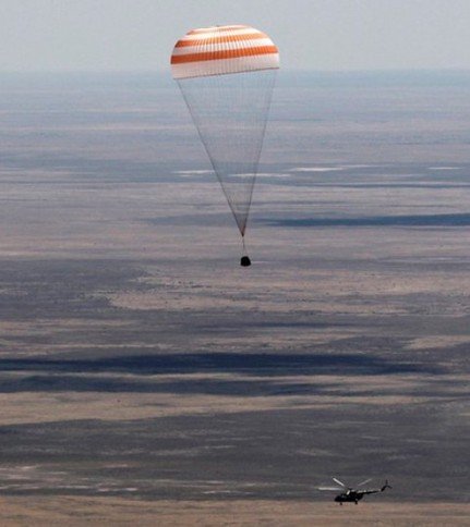 俄罗斯联盟号返回地球 宇航员顺利出仓(组图)