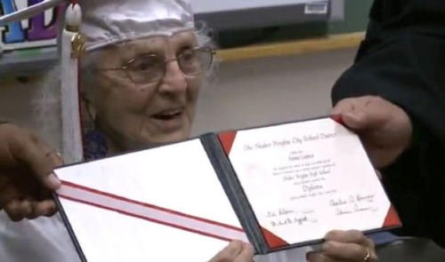 美国97岁老妇时隔80年获高中毕业证(图)