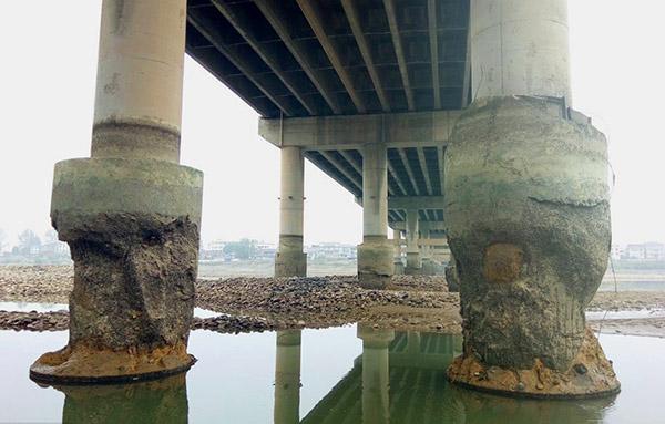 湖南一大桥建成6年桥墩变“蜂窝” 造价8800万(图)