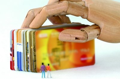 出借信用卡赚利息被透支18万 持卡人将借卡人