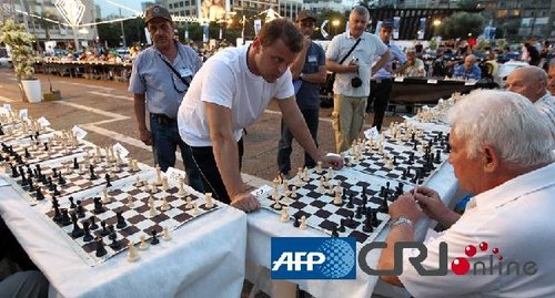 以色列国际象棋大师与525人同时对弈(高清)