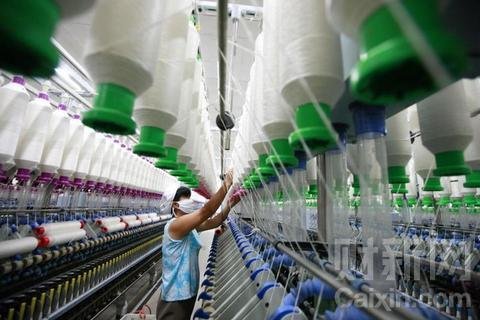2011年09月22日,安徽省淮北市,女工在某纺织厂的生产车间内加工出口到