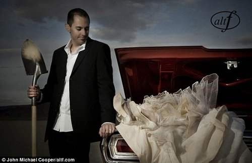 外国新潮结婚照 以艺术之名向婚纱泼酒点火(图