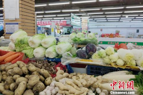 超市里的蔬菜区。中新网记者 李金磊 摄