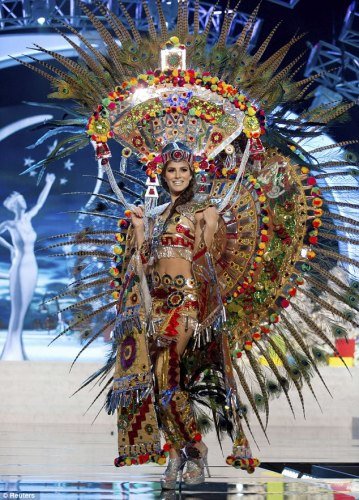 环球小姐大赛佳丽走秀 吹最炫民族风(组图)