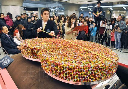 日本制出巨型情人节巧克力 重267公斤创纪录[