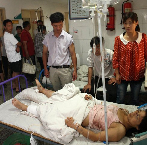 宁洛高速蒙城段连环车祸致11死59伤(组图)