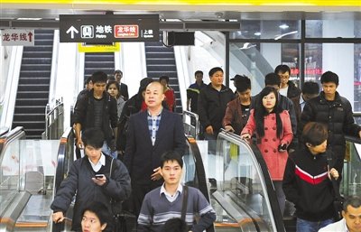 龙华线深圳北站 早高峰再爆仓