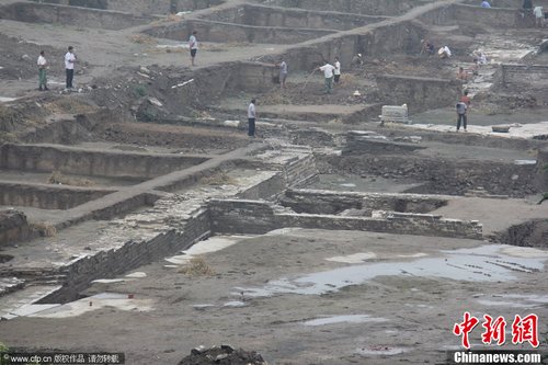 北京通州修地铁挖出明清东城门