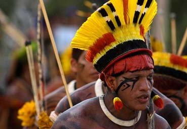 巴西土著部落占领农场长达3个月 用弓箭射直升