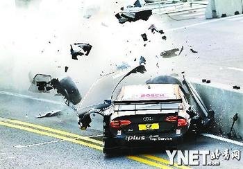 上海房车赛赛车撞上护墙