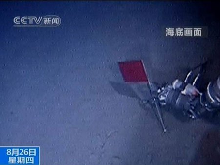 (半岛网 何毅 摄)   6 6 "蛟龙号"深潜器潜水员操作机械臂在南海海底