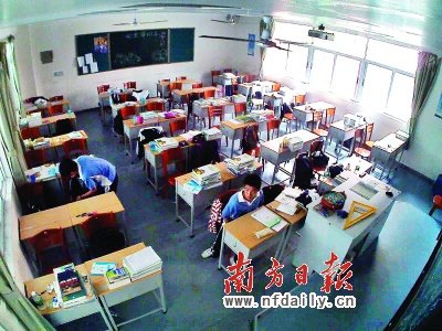 监控录像显示,两名"学生"正在教室里偷窃. 丁玎摄