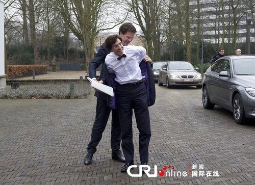 比利时荷兰两国首相会面 关系甚铁帮忙穿衣(