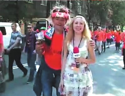 疯狂球迷调戏美女记者