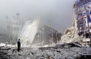 这是纽约世贸大厦2001年9月11日遭恐怖袭击倒塌后的资料照片.