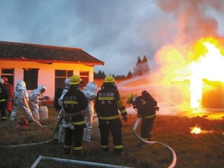 中石化3000吨天然气油气田井喷 上百名村民转移