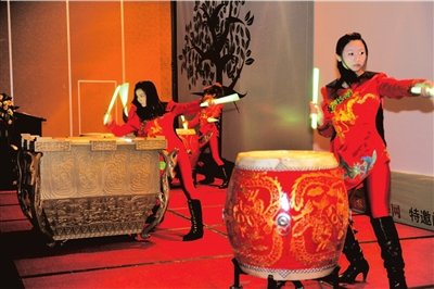 开场:"击缶秀"激情四射