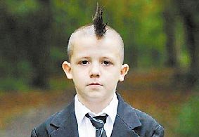 英国男孩留莫西干发型 学校称其反政府(图)