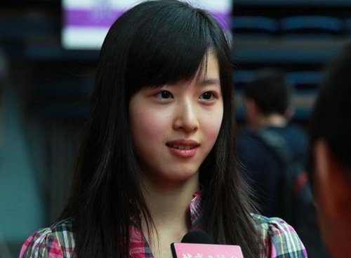 华报到甜美微笑遭围堵 躲厕所反跟踪_财经_<em>腾讯网</em>