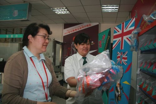 北京首批伦敦奥运特许产品店开门迎客