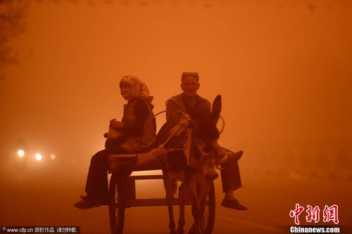 新疆喀什地区遭遇沙尘暴袭击