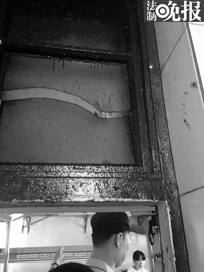 暗访百度外卖商户:无证黑餐厅入驻 后厨趴着狗