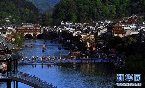 凤凰古城周边旅游景点_凤凰古城旅游收入(2)