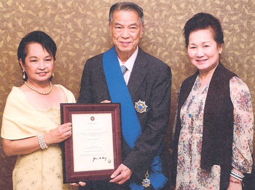 华裔富豪陈永栽获菲律宾总统颁发最高荣誉勋章