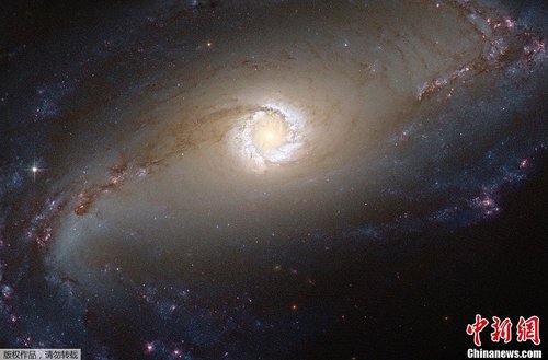 哈勃望远镜捕捉ngc1097星系壮丽景象