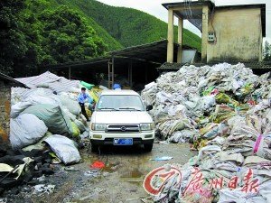 装化肥废旧塑料袋做成塑料食具原料 黑工厂被查