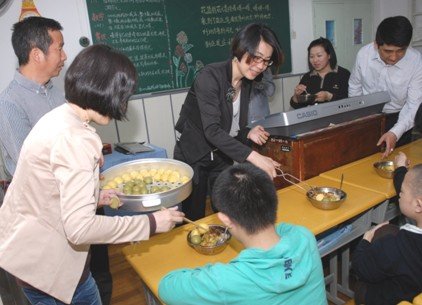 龙凤公司向为上海市虹口区儿童福利院献爱心
