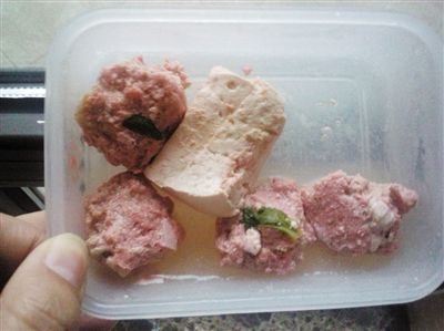 北京华联精品超市员工违规添加肉馅染色剂 