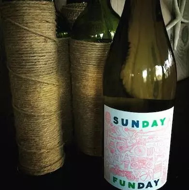 现在的年轻人不再喜欢一本正经的喝葡萄酒了。
