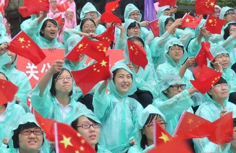 神九安全着陆 景海鹏家乡民众冒雨观看直播(组