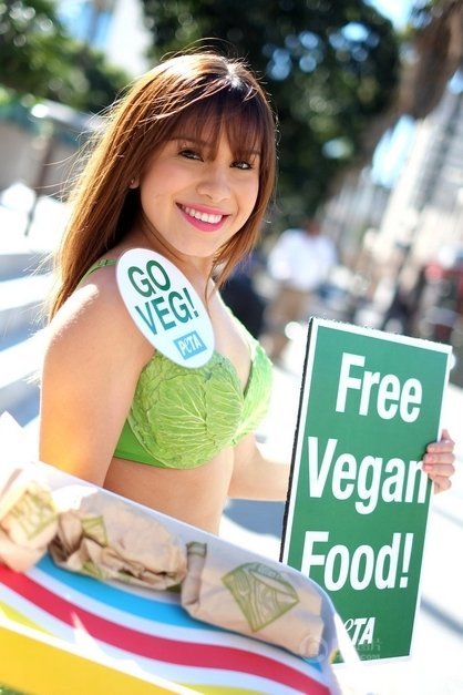 洛杉矶美女身着生菜 宣传食用素食[组图]