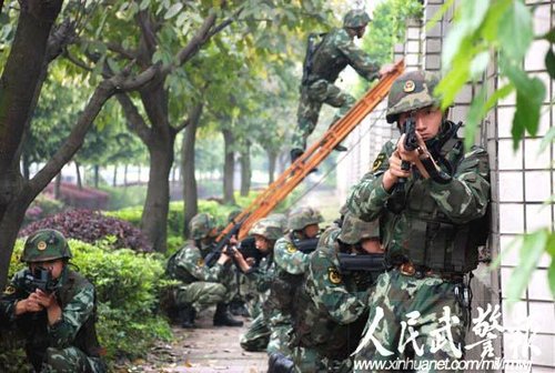 现场直击武警重庆某部城市特战演练组图