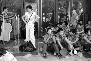 商场转手 商户夜宿摊位讨租金_财经_腾讯网