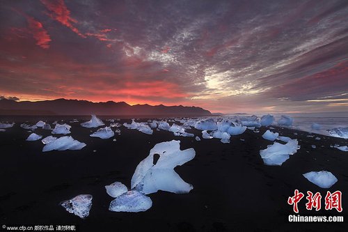 冰岛湖面漂浮冰块增多 摄影师镜头警示全球变暖