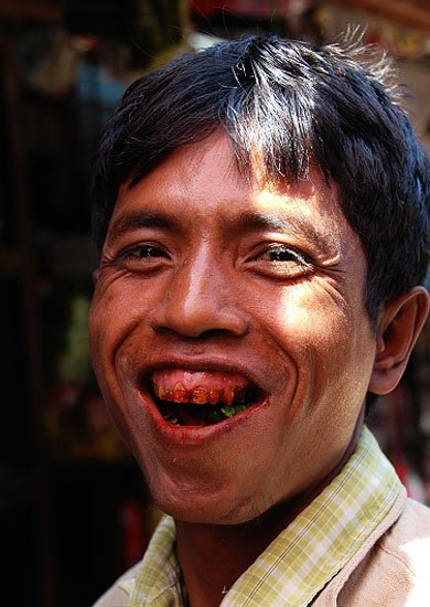 在缅甸 抽烟的只有女人