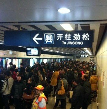 北京地铁十号线因故障全线停运(组图)