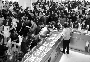 南京市民抢购黄金:290万,给我来10公斤