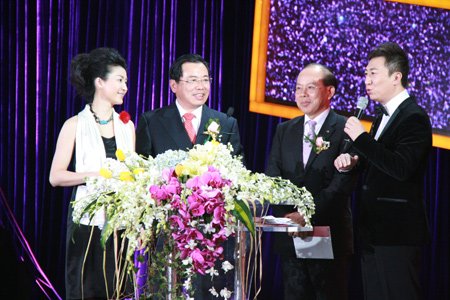 218年度经济人物_2010年重庆经济年度人物评选现场,评委们正进行激烈讨论.重庆晨报...(3)